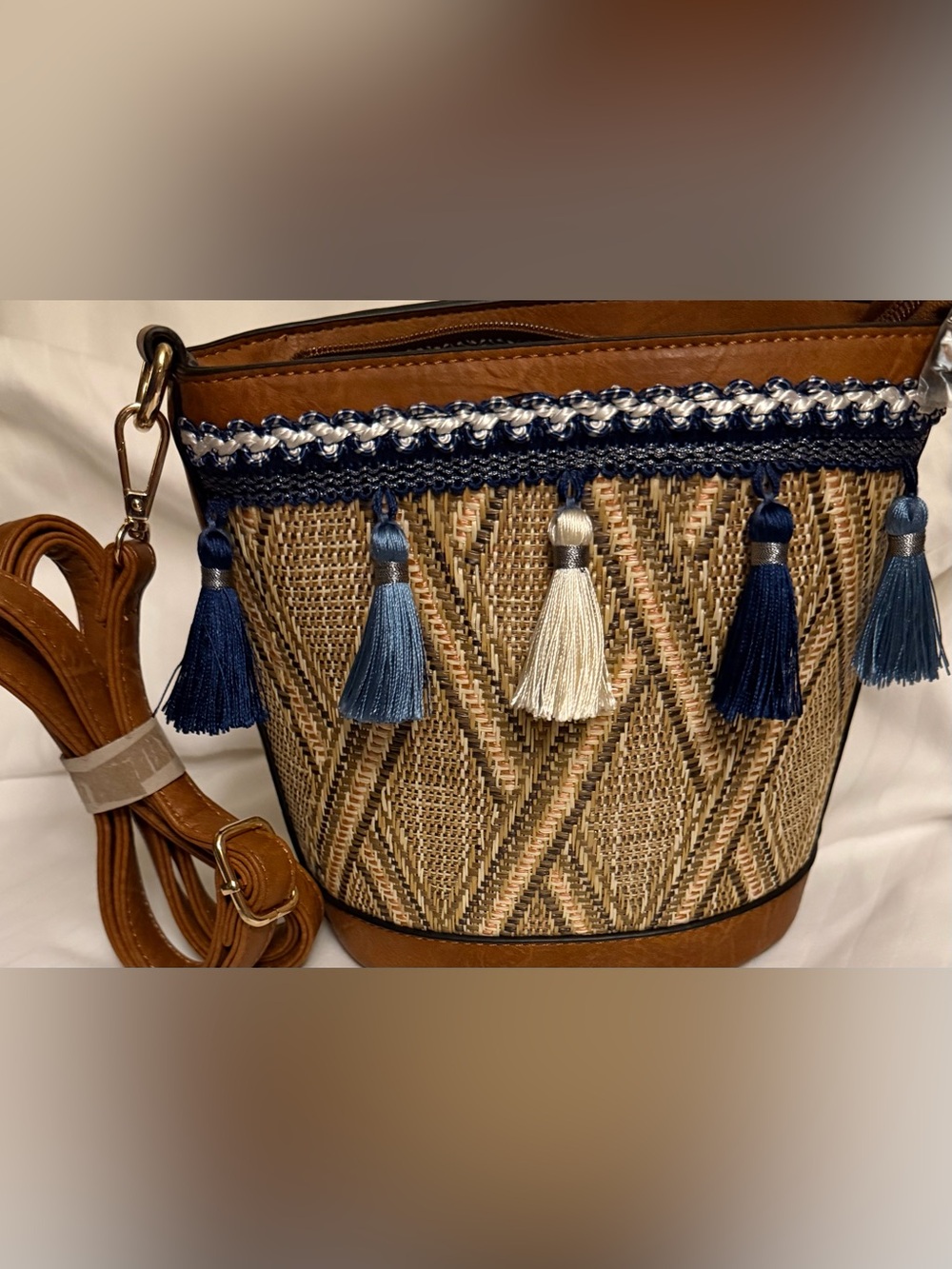 New with tags Jen & Co perfect size tassel purse in wrapped hardware
